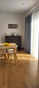 - une salle à manger avec une table, une table et des chaises dans l'établissement Casa Efraim, à Hermigua