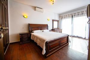 Un dormitorio con una cama grande y una ventana en Belle villa spacieuse et cosy, en Marrakech