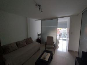 sala de estar con sofá y mesa en Gutem en Mar del Plata