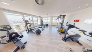 ein Fitnessstudio mit einem Haufen Heimtrainer in einem Raum in der Unterkunft Radisson Blu Hotel, Hamburg Airport in Hamburg