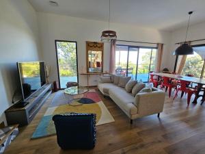 un soggiorno con divano e tavolo di Casa Chioso- Petit coin de paradis à Sisco a Sisco