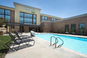 Bazén v ubytování Pear Tree Inn San Antonio Airport nebo v jeho okolí