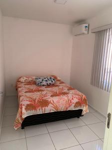 1 dormitorio con 1 cama en una habitación blanca en Aconchego, en Petrolina