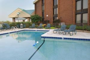สระว่ายน้ำที่อยู่ใกล้ ๆ หรือใน Pear Tree Inn St. Louis - Arnold