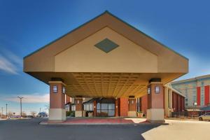 un edificio con tetto triangolare su una strada di Pear Tree Inn St. Louis - Arnold ad Arnold