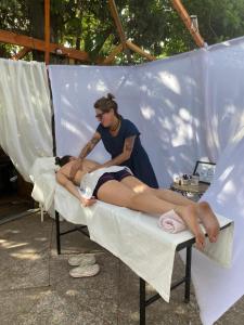 uma mulher a fazer uma massagem numa cama em ProyectoQva Glamping em Villa Ballester