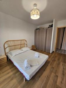 una camera con un letto in una stanza con pavimenti in legno di Casa Chioso- Petit coin de paradis à Sisco a Sisco
