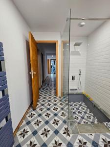 bagno con doccia e pavimento piastrellato di Casa Chioso- Petit coin de paradis à Sisco a Sisco