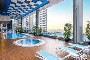 A piscina localizada em Ramada by Wyndham Dubai Barsha Heights ou nos arredores