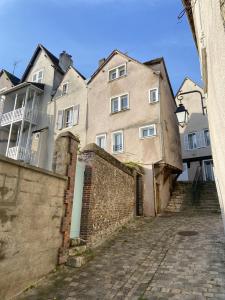 une allée vide devant un bâtiment dans l'établissement L'Ecuyère-Maison de Ville-Secteur cathédrale-Parking privé gratuit, à Chartres
