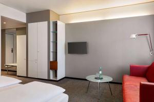 TV a/nebo společenská místnost v ubytování Vienna House Easy by Wyndham Stuttgart