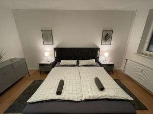 ein Schlafzimmer mit einem großen Bett mit zwei Nachttischen in der Unterkunft Modernes Apartment/Nähe Zentrum in Magdeburg