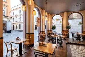 Reštaurácia alebo iné gastronomické zariadenie v ubytovaní Wyndham Grand Krakow Old Town
