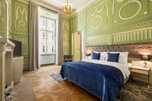 Posteľ alebo postele v izbe v ubytovaní Wyndham Grand Krakow Old Town