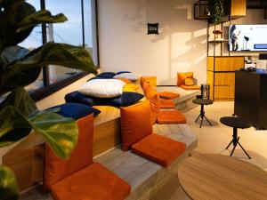 um quarto com sofás e almofadas e uma televisão em ibis Barra do Garcas em Barra do Garças