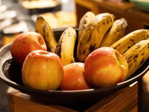 a bowl of apples and bananas on a table at ibis Barra do Garcas in Barra do Garças