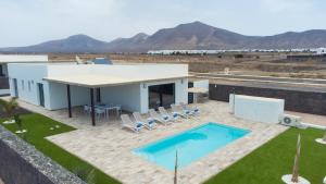 Vista generica sulle montagne o vista sulle montagne dall'interno della villa