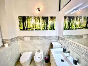 une salle de bain avec toilettes et lavabo dans l'établissement Irene House Malpensa Milan Lakes, à Busto Arsizio 8 autres photos