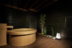 Habitación con baño de madera con bañera. en ホテル 尼乃美楽 尼崎 en Amagasaki