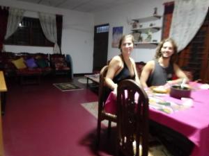 米瑞莎的住宿－米麗薩朱美拉別墅，两个女人坐在房间里桌子上