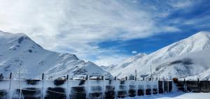 Mountain hut in Kazbegi im Winter