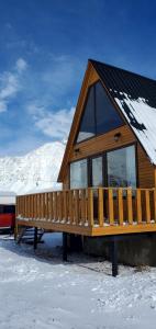 Mountain hut in Kazbegi im Winter