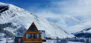 Mountain hut in Kazbegi зимой