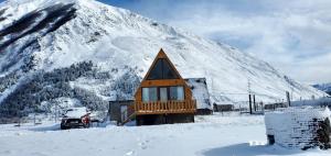 Mountain hut in Kazbegi im Winter