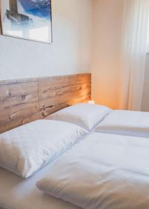 - 2 lits installés l'un à côté de l'autre dans une chambre dans l'établissement Apartment Aurelian, à Vandans