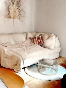 um sofá branco numa sala de estar com uma mesa em Wohnung in Graz - city center em Graz