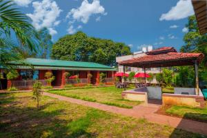 un complexe avec un jardin et un pavillon dans l'établissement oakwood mahabaleshwar, à Mahabaleshwar