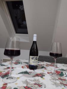 zwei Gläser Rotwein auf dem Tisch in der Unterkunft Apartman zlatibor in Zlatibor