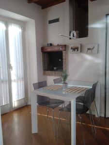 una mesa de comedor y sillas en una habitación en Alloggio Turistico, en Viterbo