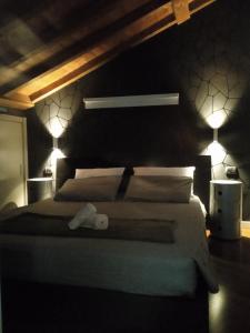 um quarto com uma cama com duas luzes em Alloggio Turistico em Viterbo