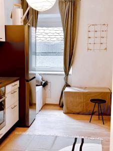 uma pequena cozinha com uma janela e uma mesa em Wohnung in Graz - city center em Graz