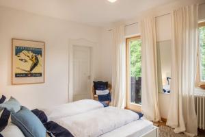 um quarto com 2 camas e uma janela em Fewo im Blauen Haus Dg em Garmisch-Partenkirchen