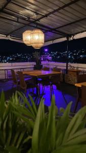 ein Esszimmer mit einem Tisch und Stühlen in der Nacht in der Unterkunft Hotel Travellers INN in Shillong
