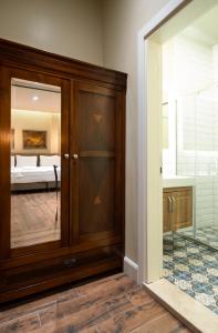 Zimmer mit Holztür und Bad in der Unterkunft Level Suites - 203 in Istanbul