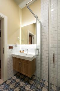 ein Bad mit einem Waschbecken und einem Spiegel in der Unterkunft Level Suites - 203 in Istanbul