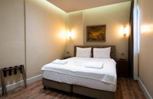 ein Schlafzimmer mit einem großen Bett mit weißer Bettwäsche und Kissen in der Unterkunft Level Suites - 203 in Istanbul