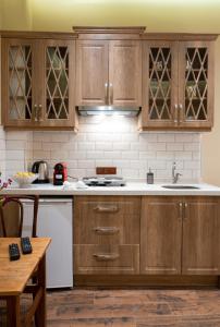 eine Küche mit Holzschränken und einem Waschbecken in der Unterkunft Level Suites - 203 in Istanbul