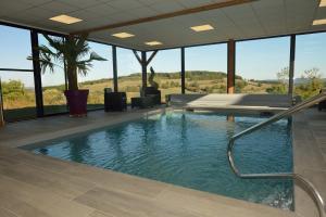 Bazén v ubytování Gîte de Bellevue avec piscine intérieure privative nebo v jeho okolí