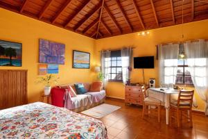 Breña的住宿－Casa La Panacea，一间卧室配有一张床、一张沙发和一张书桌