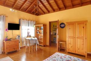 Breña的住宿－Casa La Panacea，客房设有书桌、桌子和椅子