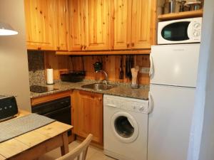 Kuchyňa alebo kuchynka v ubytovaní Acogedor estudio con terraza Besiberri 4
