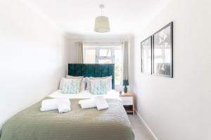 um quarto com uma cama grande e 2 almofadas em WOW! SeaView Beach Apartment Sleeps 6-Free Parking em Bournemouth