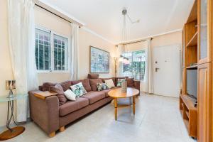 una sala de estar con un sofá y una mesa en Garden Sweets Chalet, en Orihuela