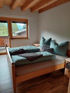 een slaapkamer met 2 bedden en een raam bij Ferienwohnung am Arzberg in Schwaz