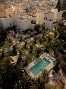 uma vista aérea de uma mansão com uma piscina em La Fiermontina Luxury Home Hotel em Lecce