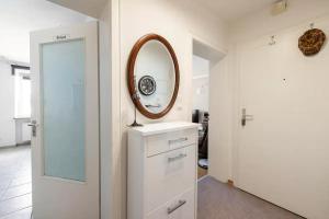 un bagno bianco con specchio e lavandino di Willkommen in München nahe Zentrum und Oktoberfest a Monaco